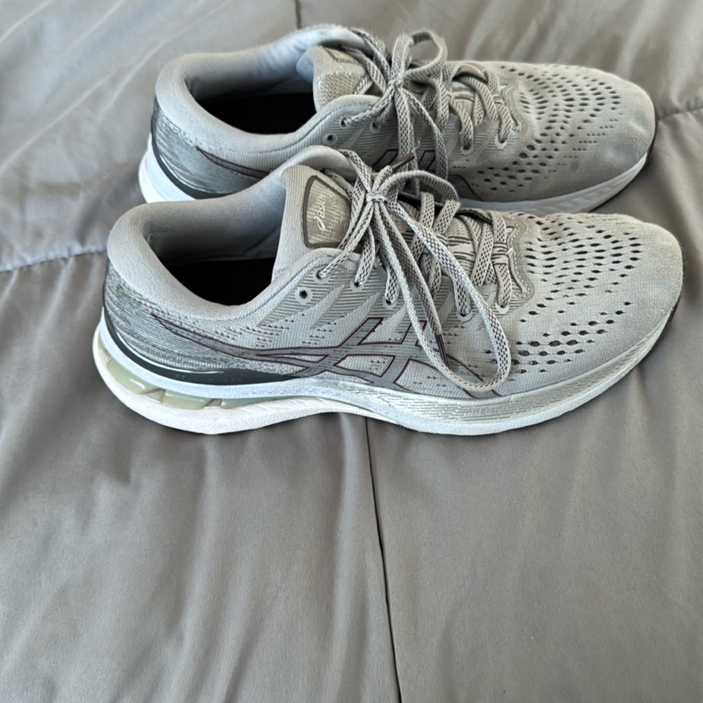 ASICS size 9 grey women’s running shoes in excellent condition